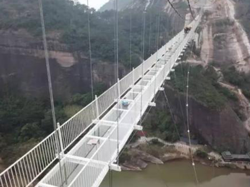 玻璃吊橋受到外國人質(zhì)疑，不遠萬里來砸橋，結(jié)局讓人很無奈